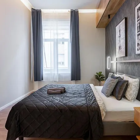 Exclusive Dohany With Balcony Next To The New York Cafe